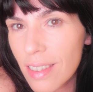 Paese: Base fluida, polvos transparentes y labial (impresiones, swatches, look).