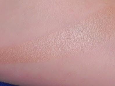 Paese: Base fluida, polvos transparentes y labial (impresiones, swatches, look).