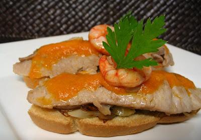 TOSTA DE VENTRESCA CON CEBOLLA CARAMELIZADA Y EMULSIÓN DE TOMATE