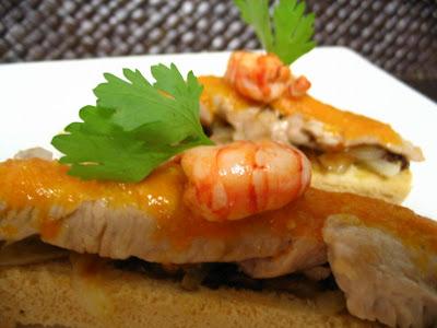 TOSTA DE VENTRESCA CON CEBOLLA CARAMELIZADA Y EMULSIÓN DE TOMATE