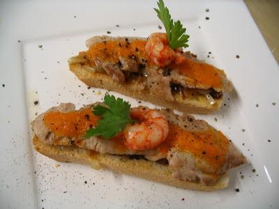 TOSTA DE VENTRESCA CON CEBOLLA CARAMELIZADA Y EMULSIÓN DE TOMATE