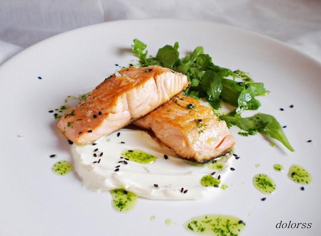 Salmón  con salsa cremosa de wasabi