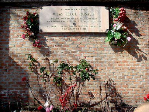 placa en conmemoración a las trece rosas fusiladas