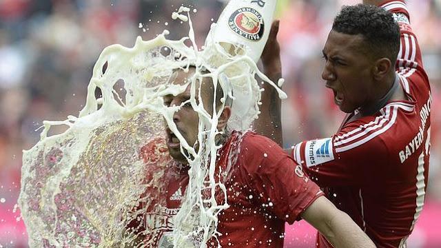 Ribery deja de hablar a Boateng por bañarle en cerveza