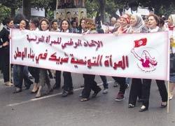 Las mujeres tunecinas exigen preservar su independencia