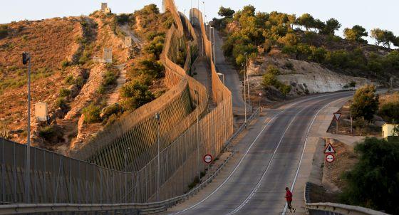 Unos 70 inmigrantes logran entrar en Melilla tras pasar la doble valla