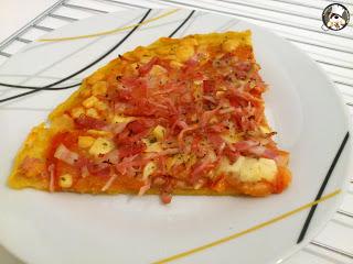 Pizza sin levadura de jamón, bacon y quesos