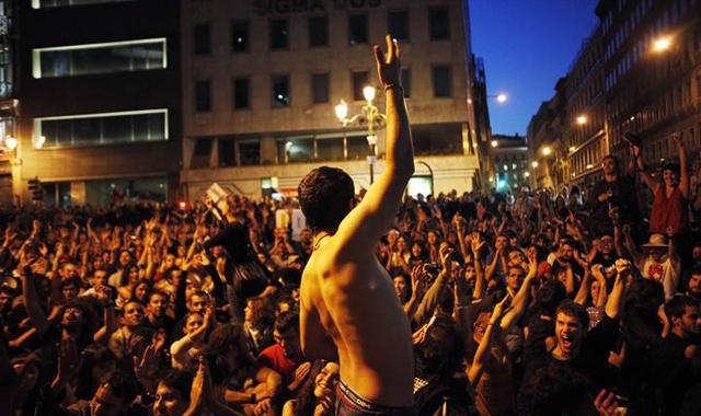 Cientos de manifestantes en asamblea.