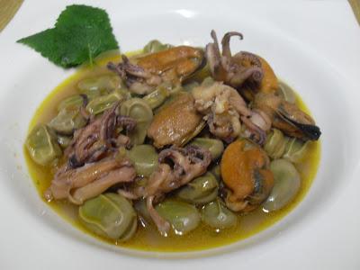 Habas con chipirones y mejillones