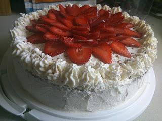 mayo florido y hermoso  (tarta de fresas con nata)