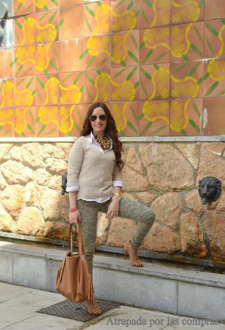 LOOK DE ENTRETIEMPO: PANTALON CAMUFLAJE Y CAMISA BLANCA