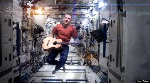 o-CHRIS-HADFIELD-SPACE-ODDITY-570