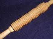 Beneficios masaje pies rodillo madera