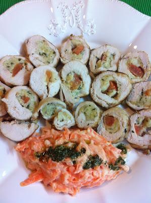 Rollitos De Pollo Rellenos De Mozzarella, Tomate Y Pesto