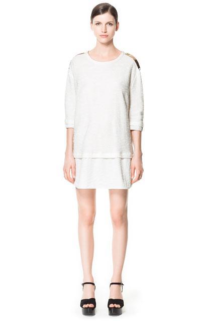 Vestido con apliques métalicos en los hombros