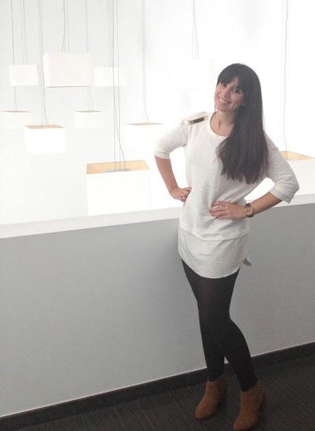 Vestido con apliques métalicos en los hombros