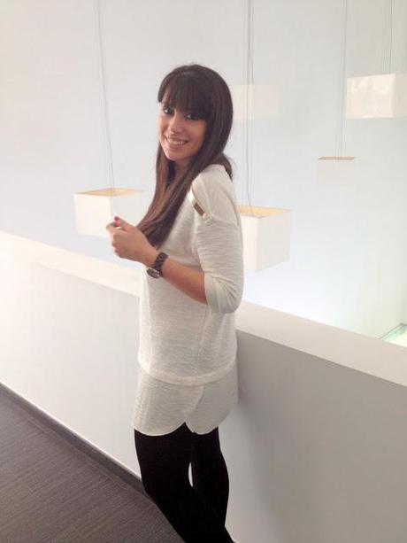 Vestido con apliques métalicos en los hombros