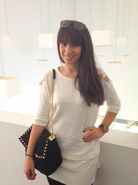 Vestido con apliques métalicos en los hombros