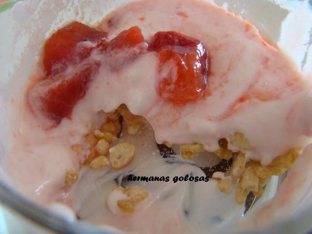 FRESAS MACERADAS, YOGURT Y ARROZ INFLADO