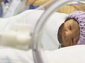 Envolver bebés prematuros puede aliviar dolor