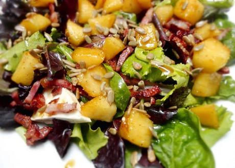 Ensalada con Manzana Caramelizada y Burgo de Arias Ensalada con Manzana Caramelizada y Burgo de Arias