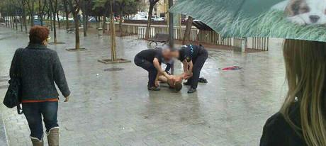 El hombre herido en Sant Carles de la Ràpita recibe los primeros auxilios.