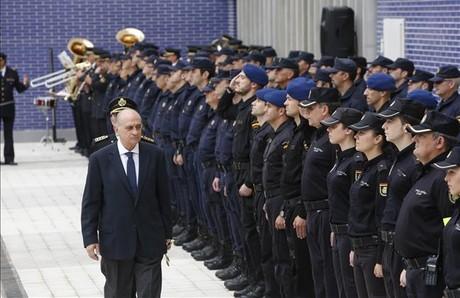 El ministro del Interior, Jorge Fernández Díaz, este miércoles, 15 de junio, en la inauguración de la nueva comisaría de La Verneda. FERRAN NADEU