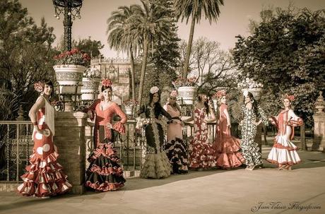 Moda flamenca en Plaza de España de Sevilla