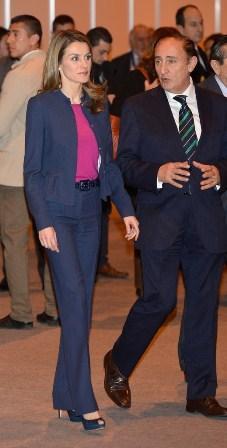 Dña. Letizia en Yuso, con traje azul de Hugo Boss Dña. Letizia en Yuso, con traje azul de Hugo Boss