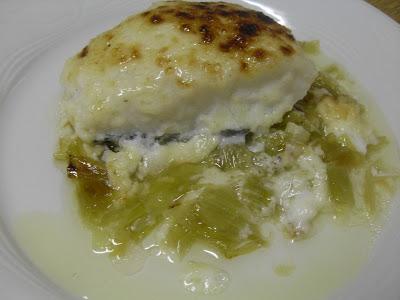 Bacalao confitado con muselina de ajo y cama de puerros a la cerveza.