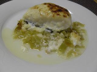 Bacalao confitado con muselina de ajo y cama de puerros a la cerveza.