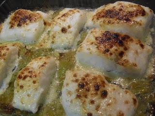 Bacalao confitado con muselina de ajo y cama de puerros a la cerveza.