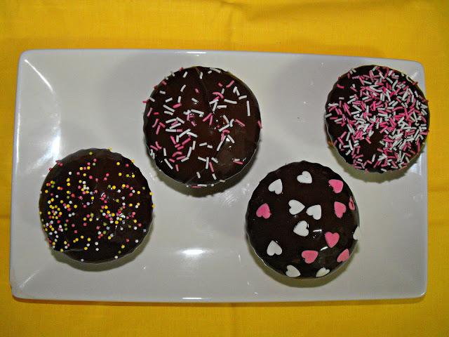 Cupcakes de azahar rellenos de crema de avellanas y decorados con chocolate