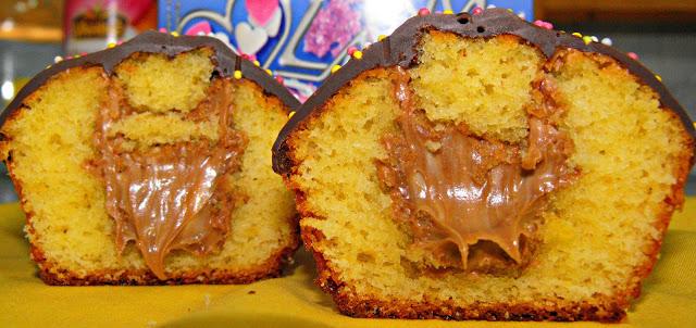 Cupcakes de azahar rellenos de crema de avellanas y decorados con chocolate