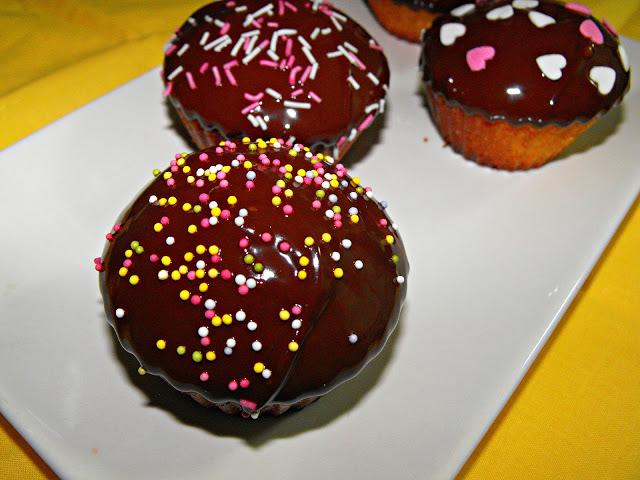 Cupcakes de azahar rellenos de crema de avellanas y decorados con chocolate