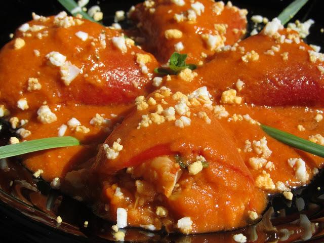 Pimientos del piquillo rellenos de pisto y gambas
