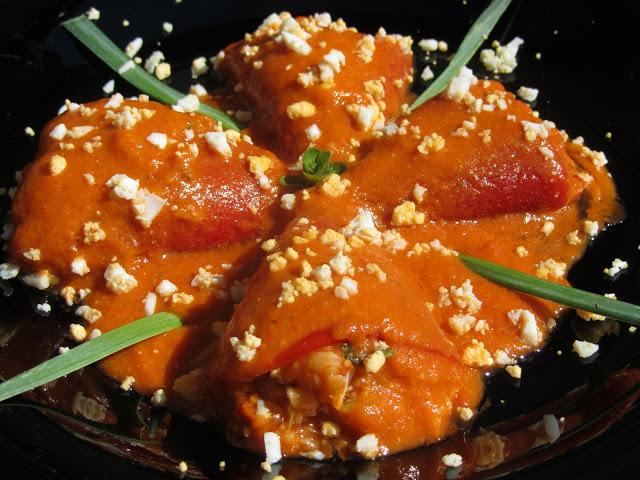 Pimientos del piquillo rellenos de pisto y gambas