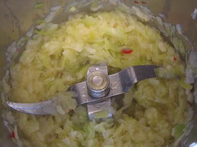 Pimientos del piquillo rellenos de pisto y gambas