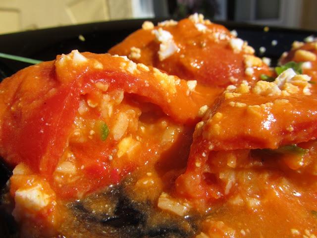 Pimientos del piquillo rellenos de pisto y gambas