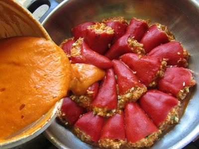 Pimientos del piquillo rellenos de pisto y gambas