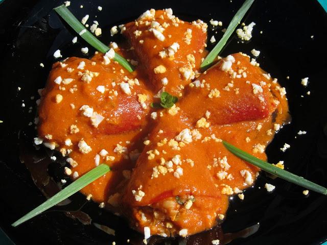 Pimientos del piquillo rellenos de pisto y gambas