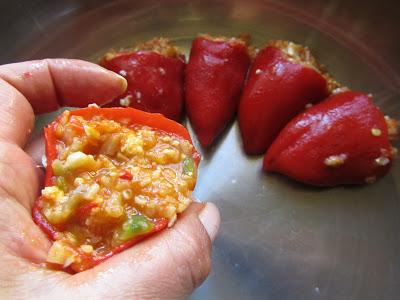 Pimientos del piquillo rellenos de pisto y gambas