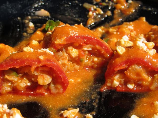 Pimientos del piquillo rellenos de pisto y gambas