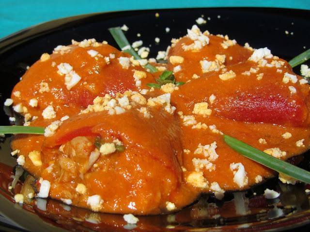 Pimientos del piquillo rellenos de pisto y gambas