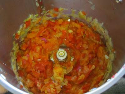 Pimientos del piquillo rellenos de pisto y gambas