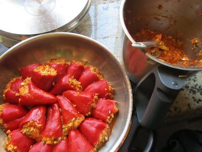 Pimientos del piquillo rellenos de pisto y gambas