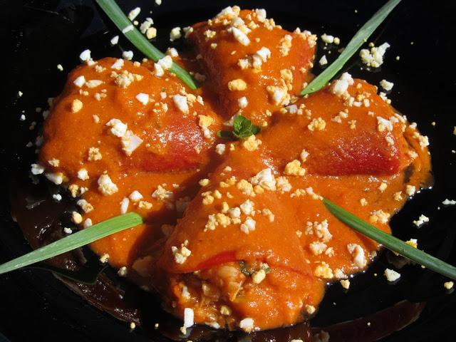 Pimientos del piquillo rellenos de pisto y gambas