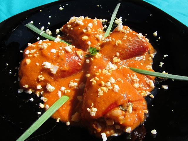 Pimientos del piquillo rellenos de pisto y gambas