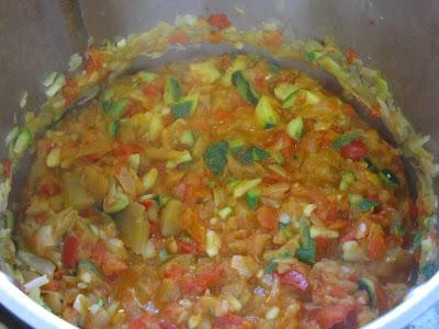 Pimientos del piquillo rellenos de pisto y gambas