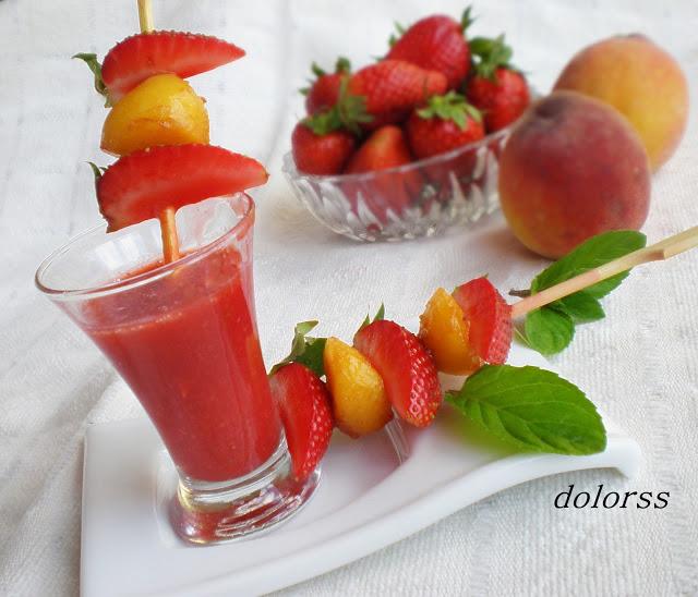 Brocheta de fresa y melocotón con salsa de Oporto